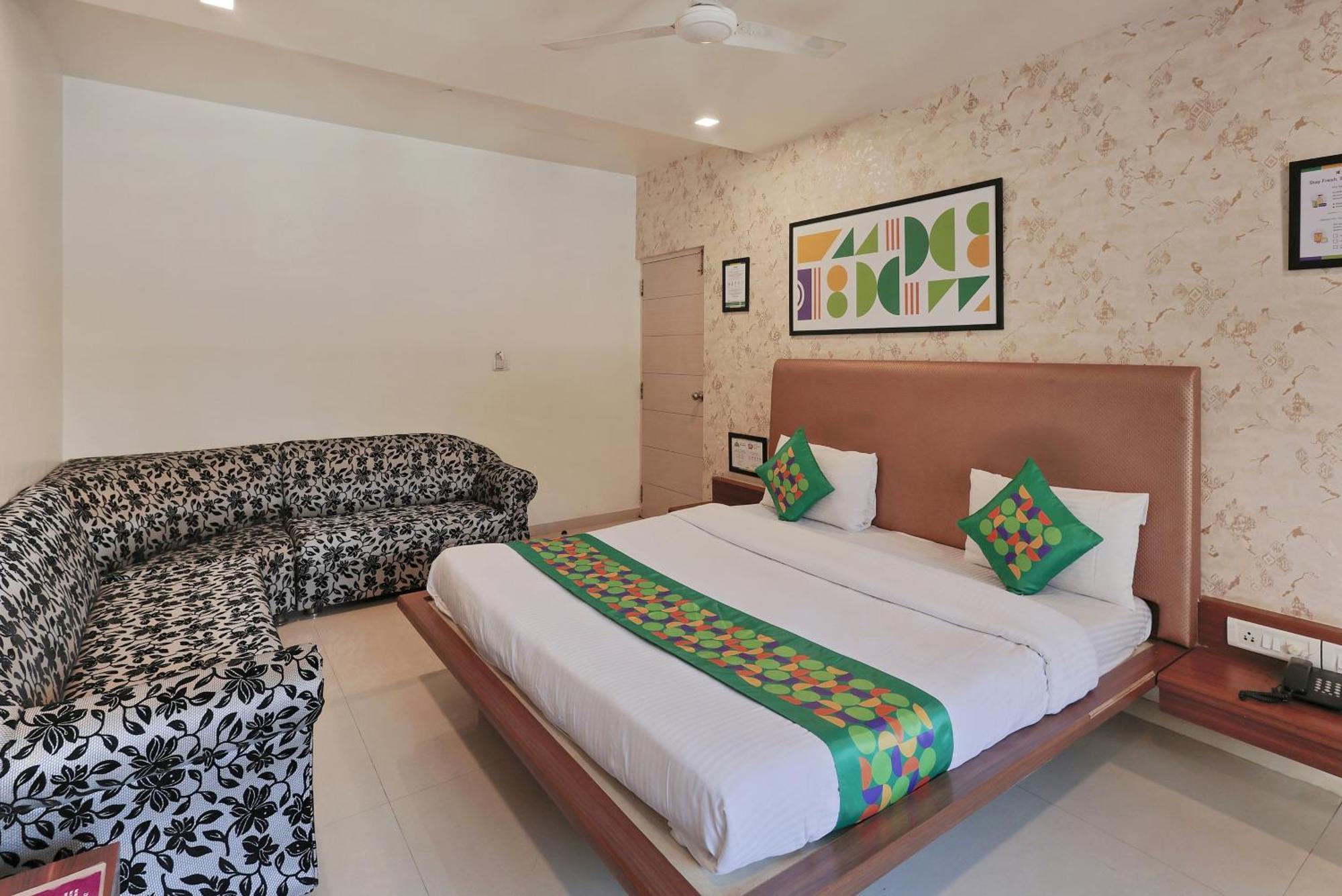 Treebo Rvg Hotel Вадодара Екстериор снимка
